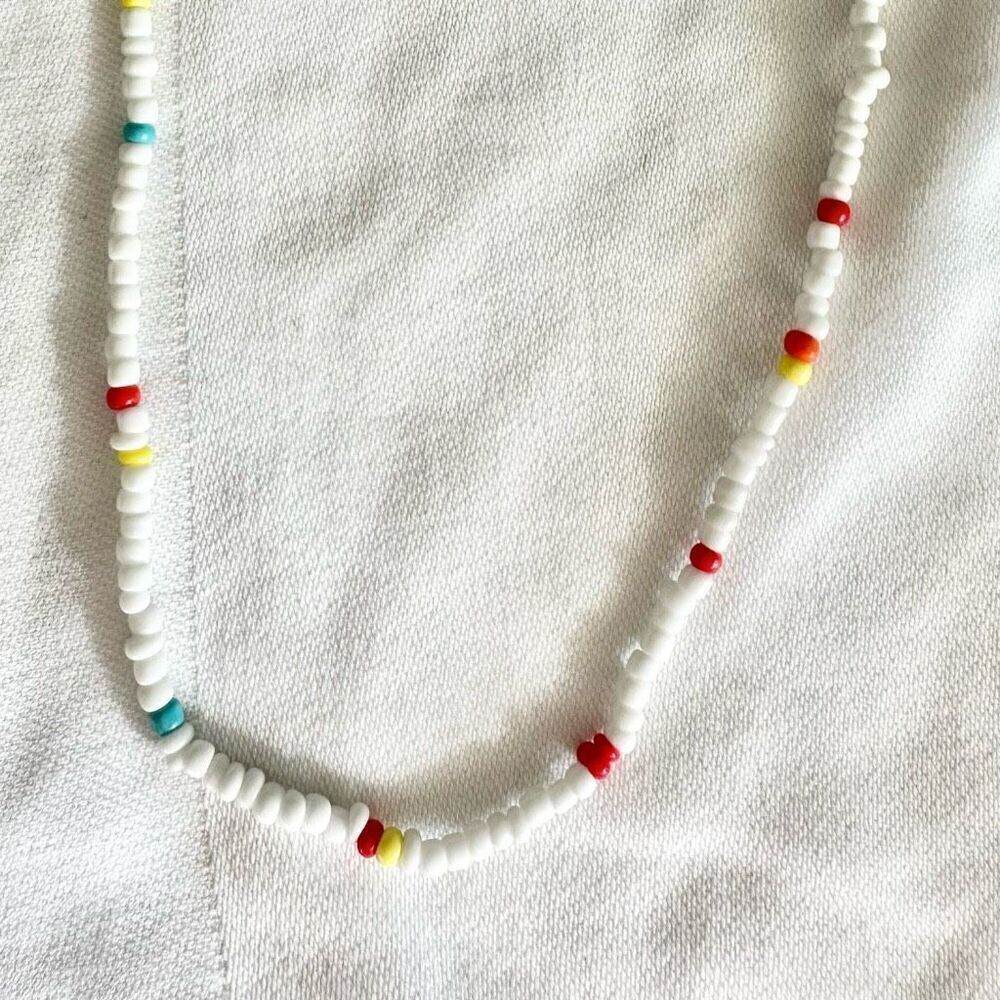 White and multicolor beach style bead necklace - Picture 2 of 2